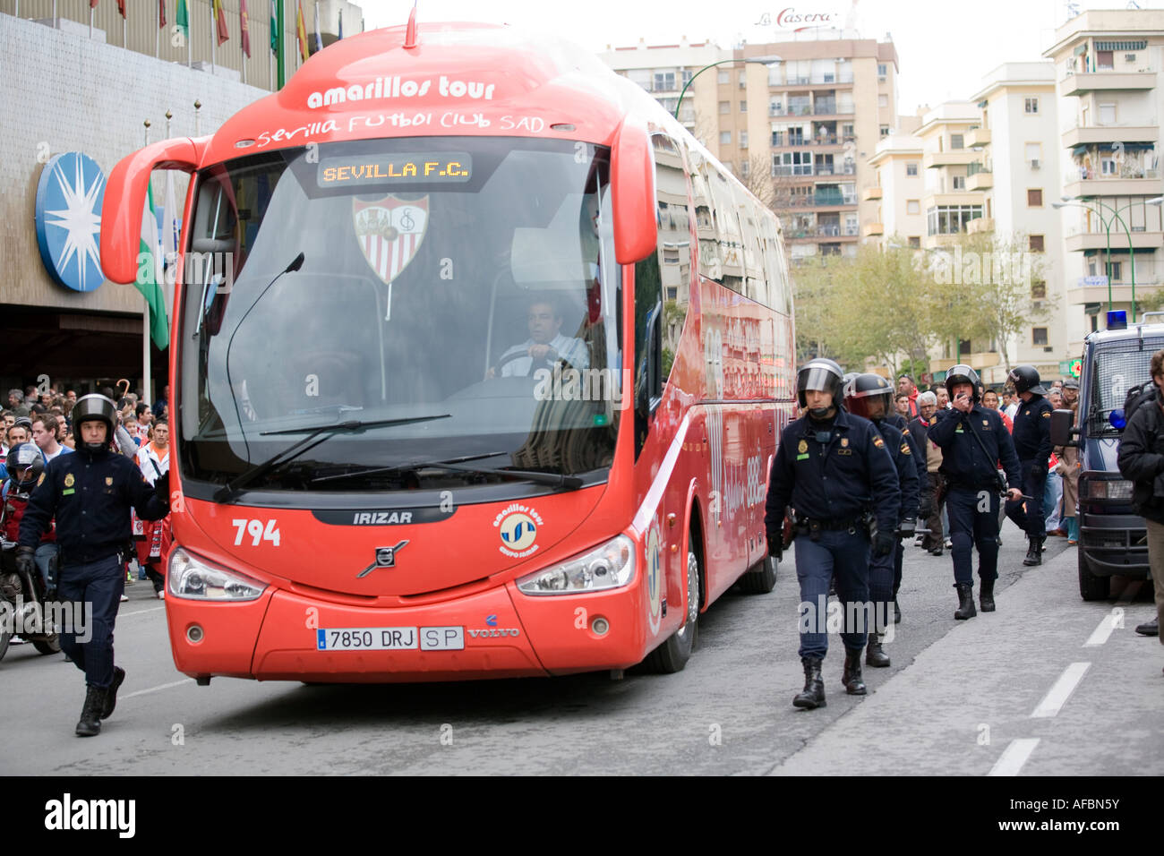 Riot Polizisten eskortieren Sevilla FC-Bus auf seine Weise zum Stadion Stockfoto