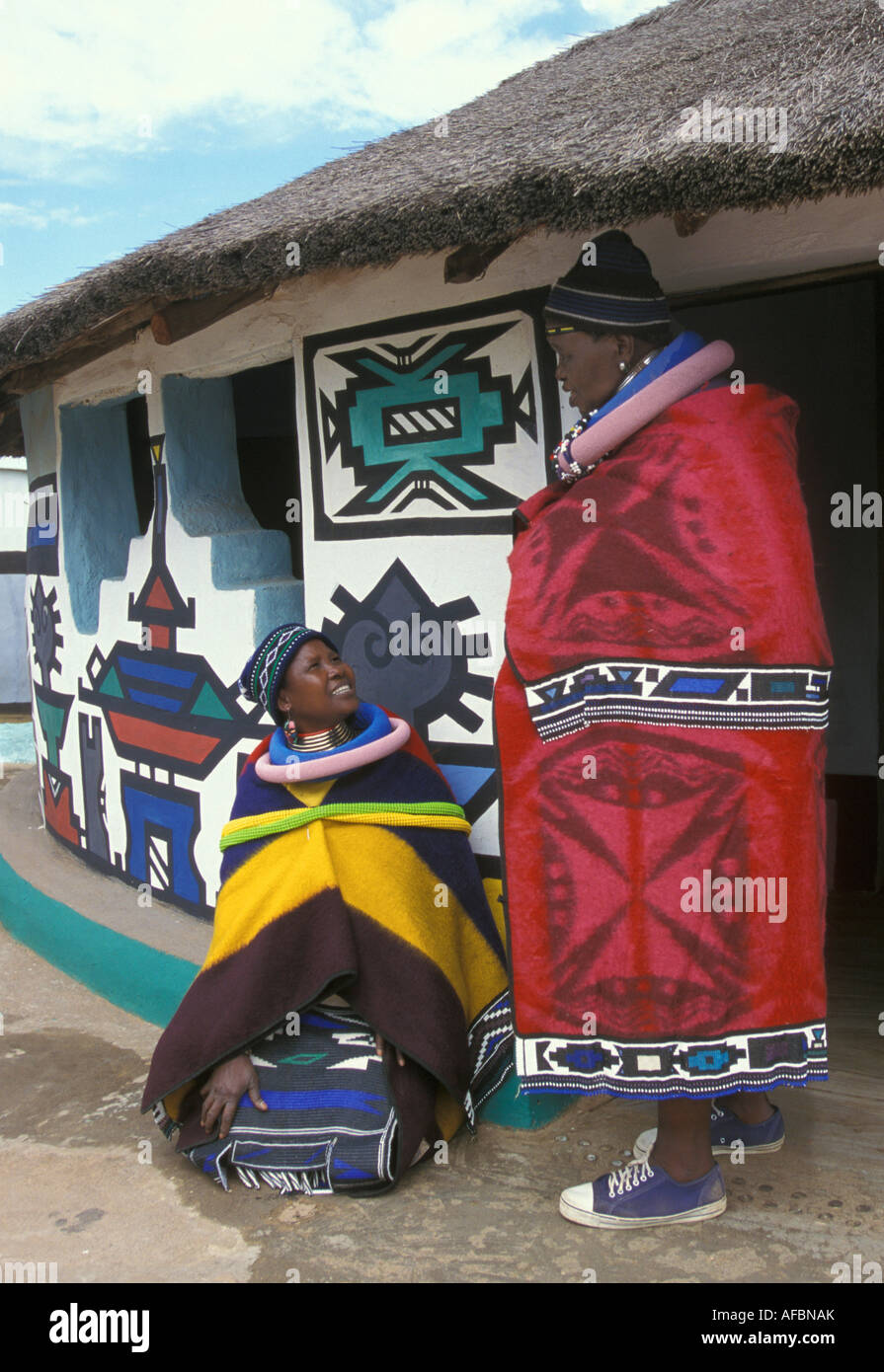 Südafrika, mapoch Ndebele Dorf in der Nähe von Pretoria, Frauen onversing von Haus mit traditionellen Wandmalereien Stockfoto
