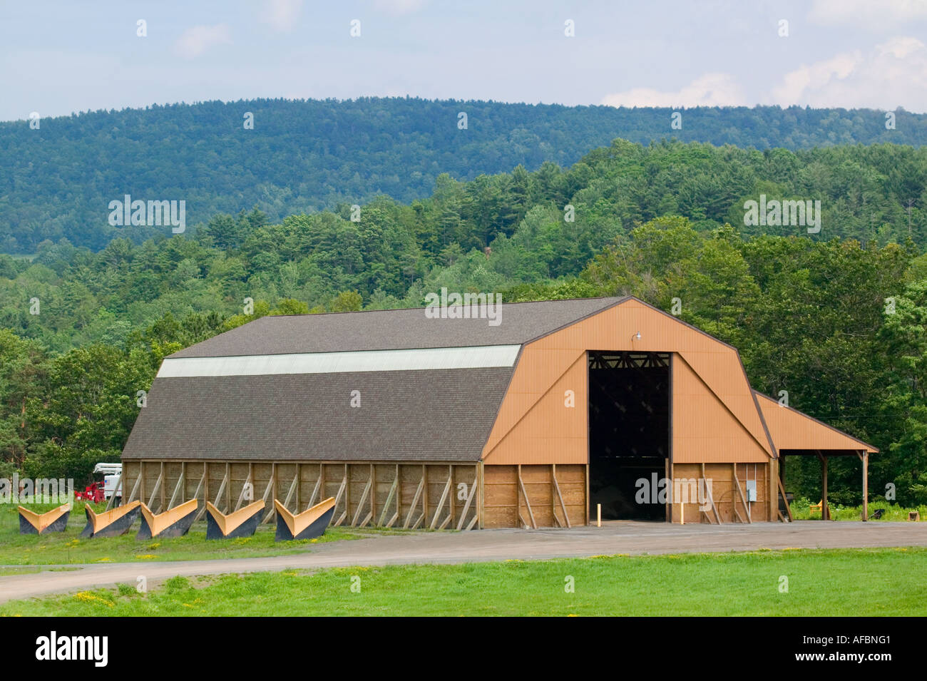 Typisch amerikanische Stadt Dienstprogramm Schuppen Garage im Sommer mit Schneepflug klingen in einer Linie Gilboa Schoharie County New York Stockfoto