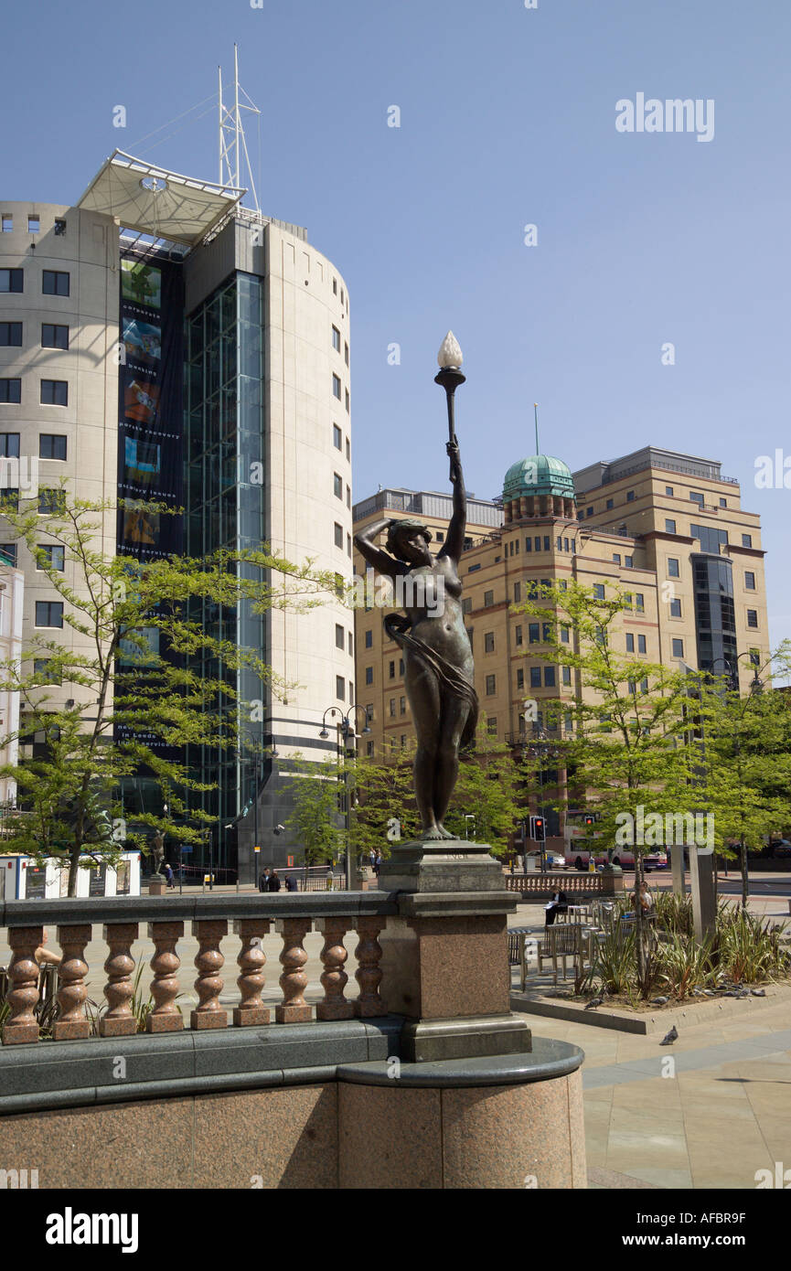 [Marktplatz] Leeds [moderne Büros] Yorkshire Stockfoto