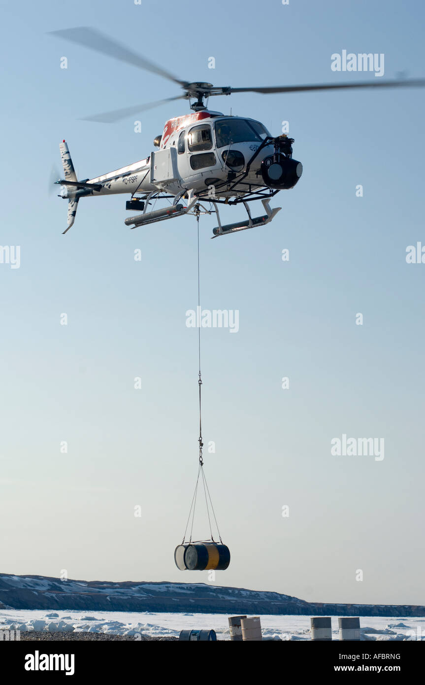ASTAR 350 B2 Helikopter anschlagen Barrel Kerosin in abgelegenen arktischen camp Stockfoto