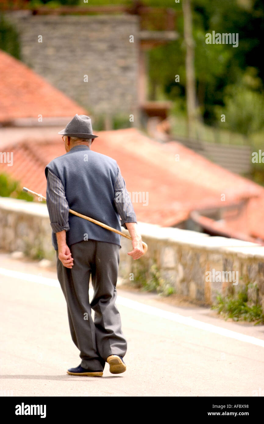 Alter Mann zu Fuß in das Dorf und mit Hilfe eines Zuckerrohr-Sticks Stockfoto