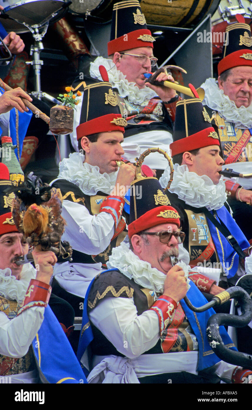 Band in traditioneller Kleidung spielen bei einem Festival Han-Sur-Lesse-Belgien Stockfoto