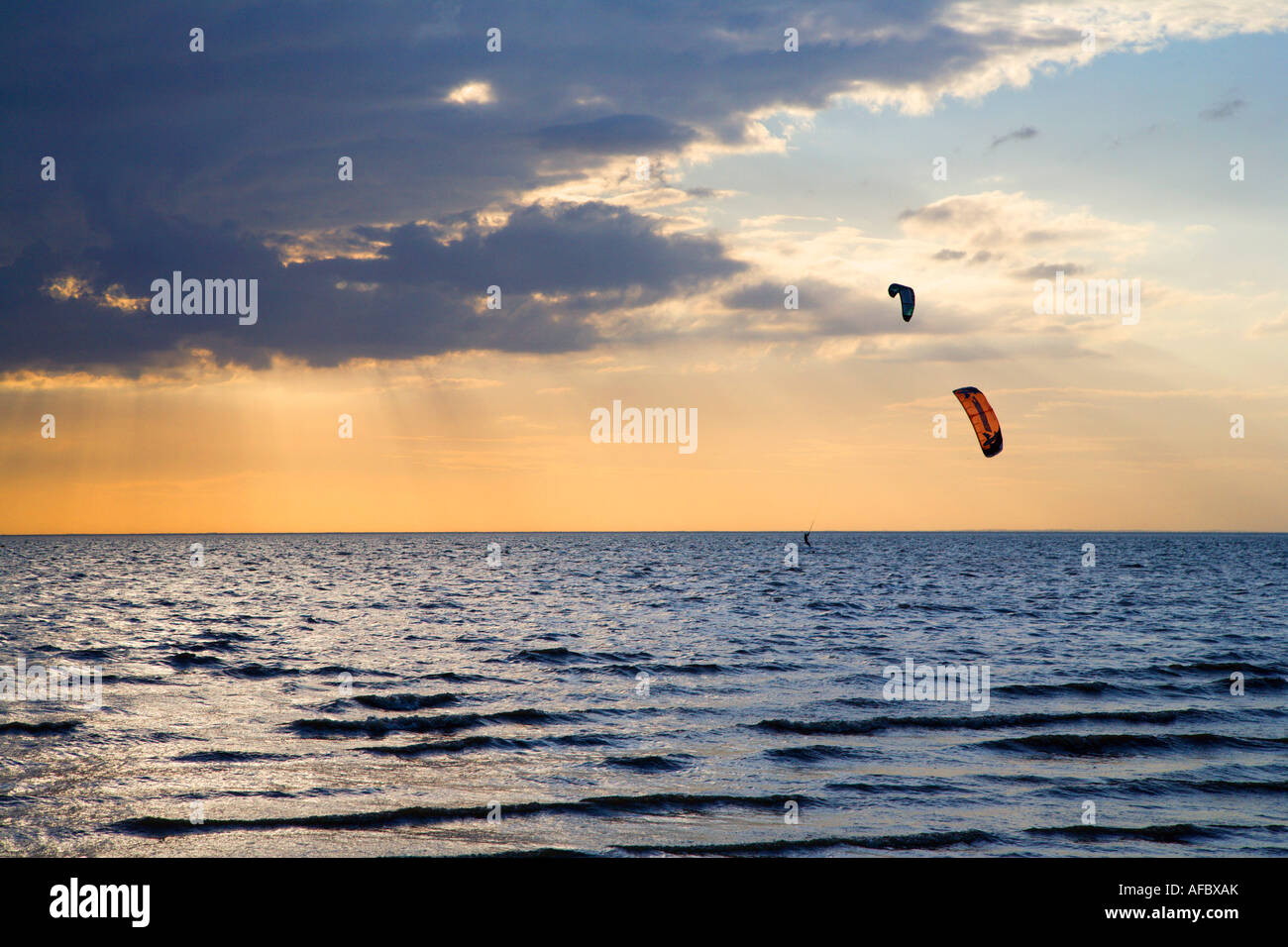 Kitesurfen in der Wäsche an Hunstanton Norfolk in England Stockfoto