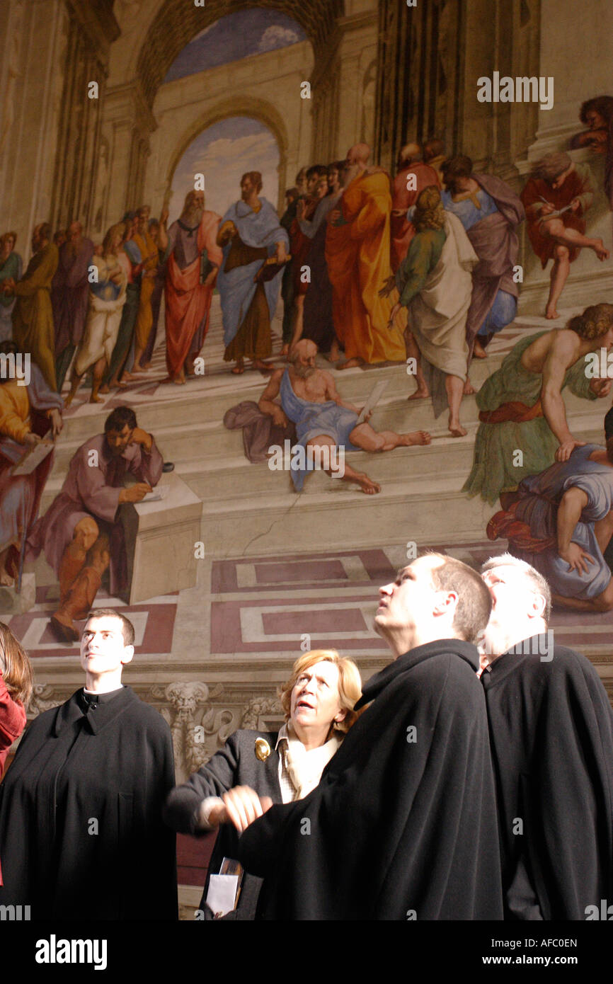 Eine Gruppe von Priestern Ansicht die Raffael in den Vatikanischen Museen, Rom. Stockfoto
