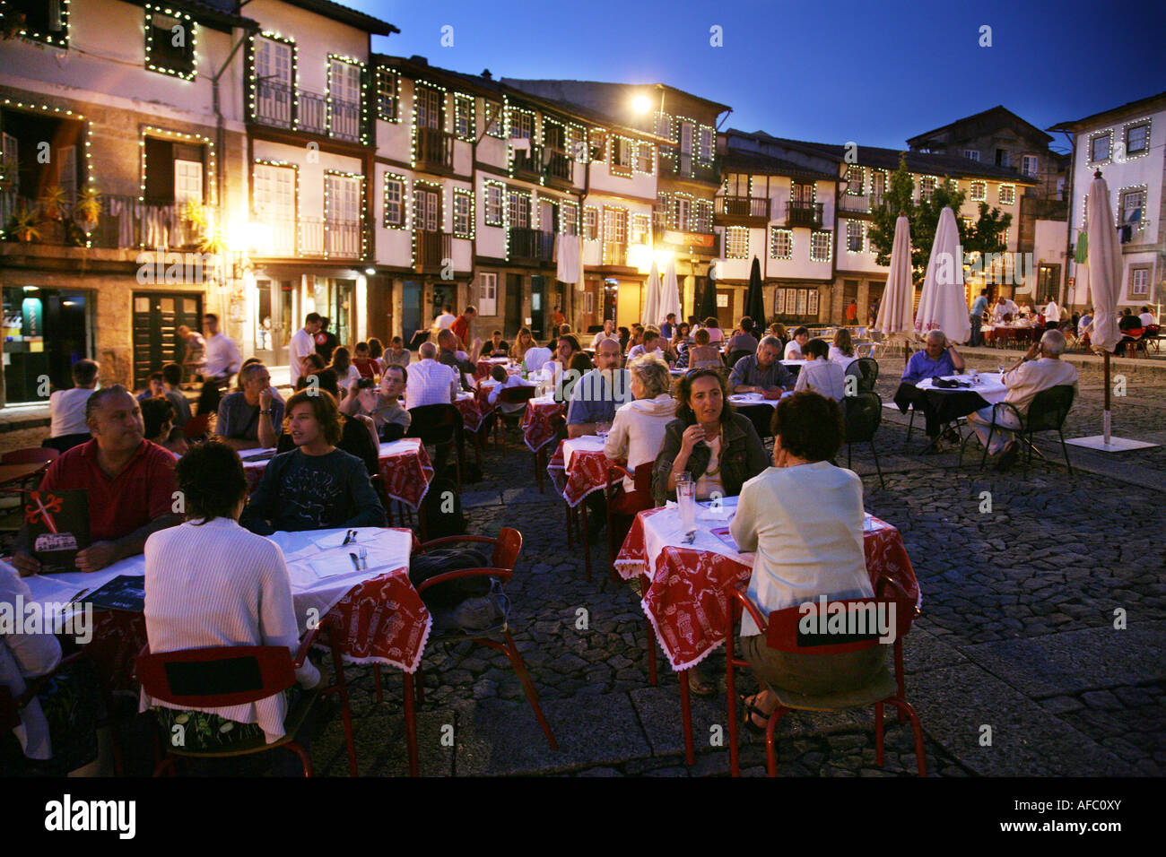 Guimaraes, Portugal, Menschen, die im Freien in einem Restaurant im Stadtzentrum, Europa, im Freien essen Stockfoto