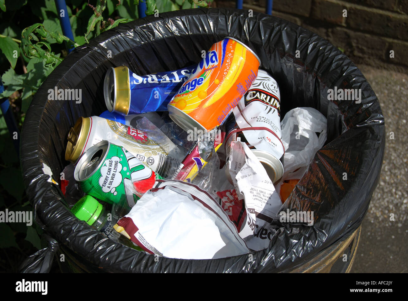 Müll-Lagerplatz, leere Dosen Woking, Surrey, England, Vereinigtes Königreich Stockfoto