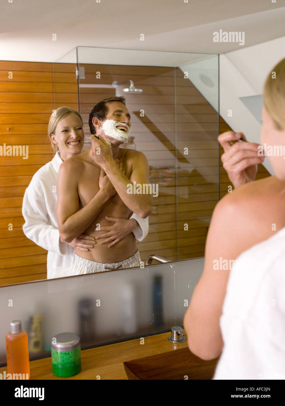 Paar in der Badewanne, Mann rasieren Stockfotografie - Alamy