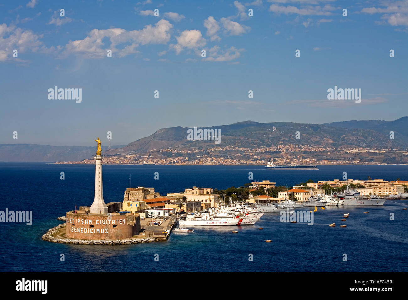 Madonnina del Porto Statue Küstenwache Station Hafen von Messina-Sizilien-Italien Stockfoto