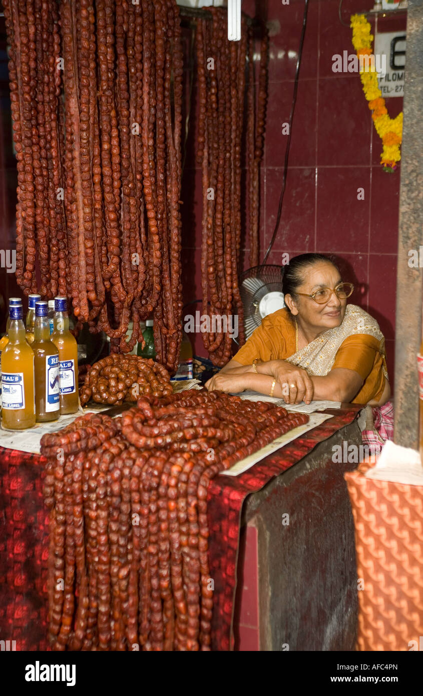 "Rosenkranz" Würstchen auf "Markthalle" Margao Goa Indien. Würstchen aus Schweinefleisch sind eine Spezialität der Goan Christian Catholic community Stockfoto