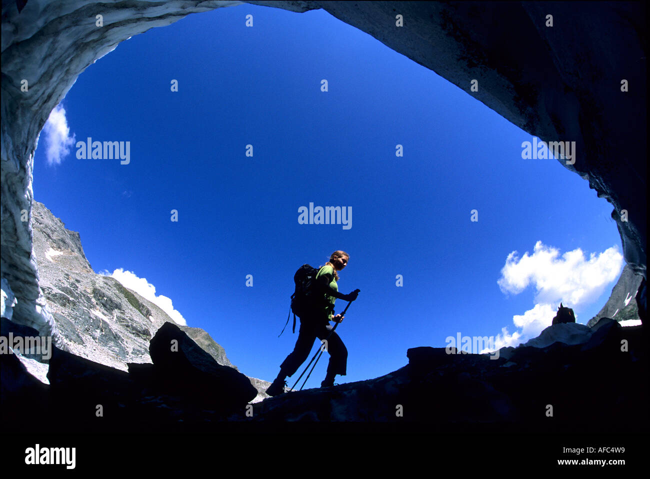 Junge weibliche Wanderer gesehen durch Loch bei Tauerngold Wanderweg, Rauris, hohen Tauern, Salzburger Land, Österreich Stockfoto