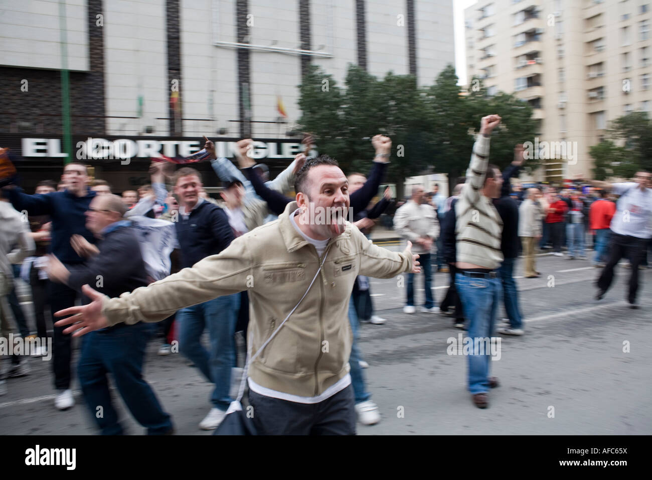 Tottenham-Fans provozieren gegenüber diejenigen, Sevilla, Spanien Stockfoto