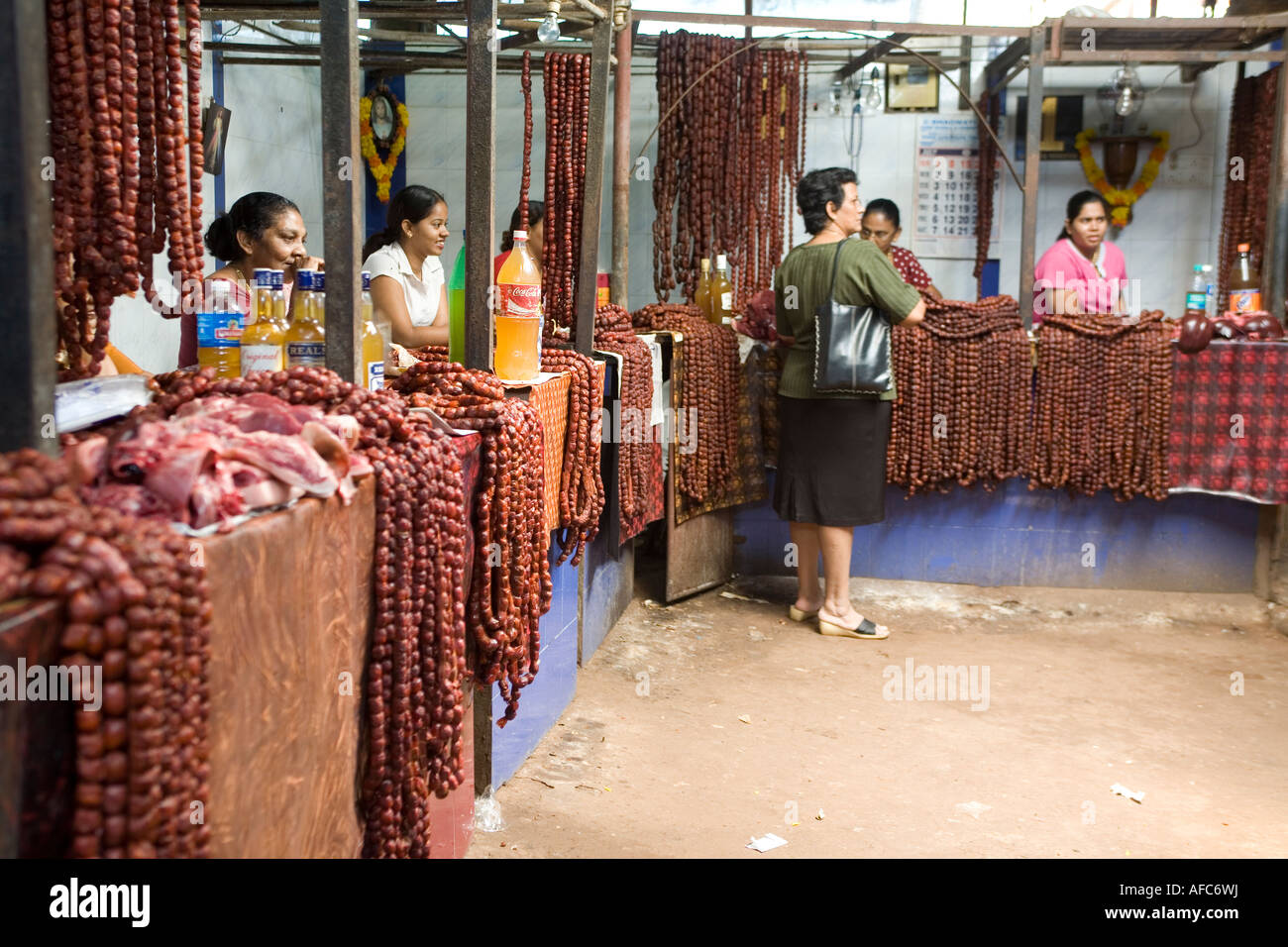 Margao Goa Indien. Ständen "Rosenkranz" Schweinswürstl am berühmten "Markthalle" kulinarische Spezialität aus Goa katholische Gemeinde Stockfoto