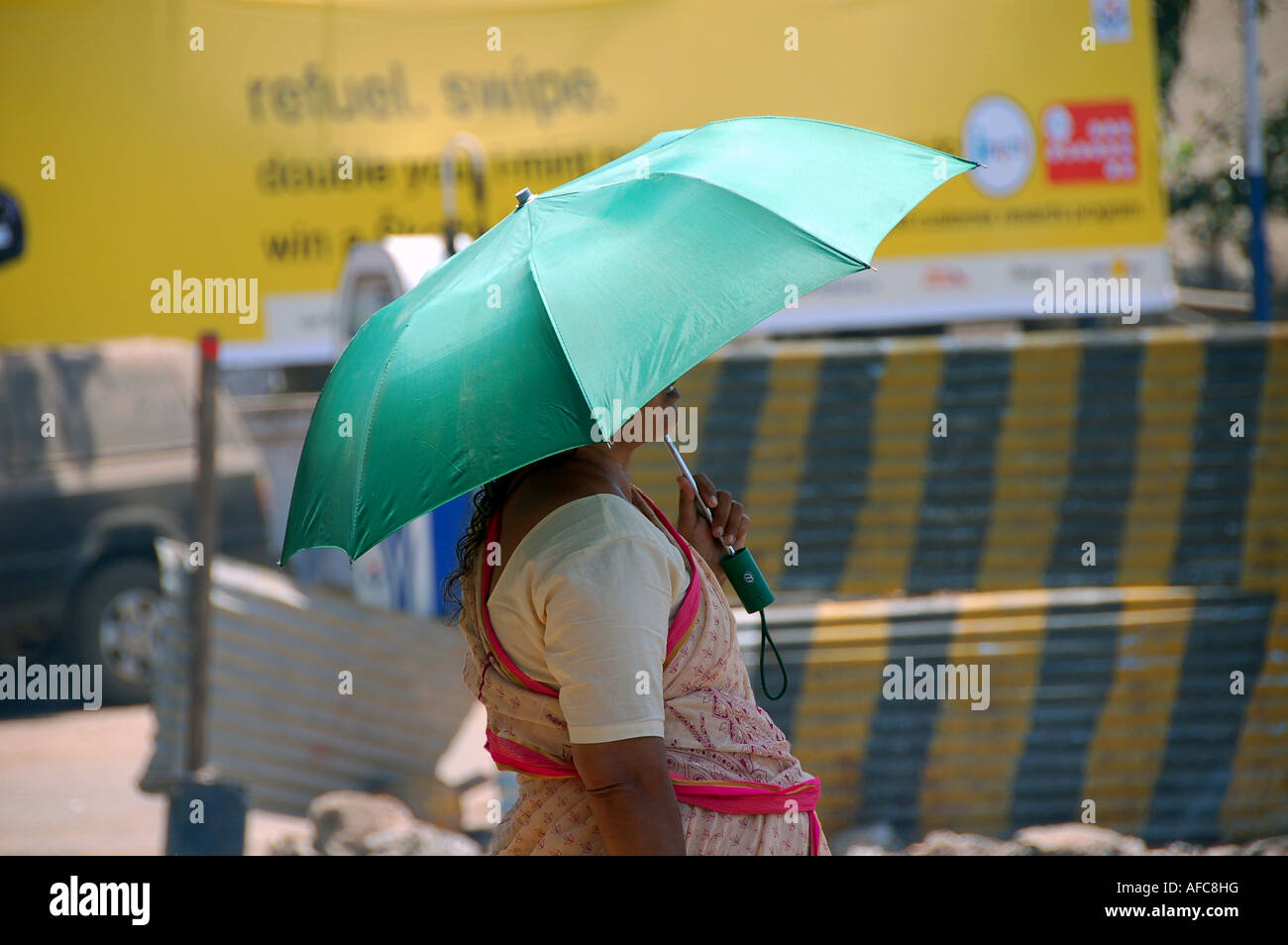 Frau bergende unter Dach in eine typische Straßenszene in Mumbai, Indien Stockfoto