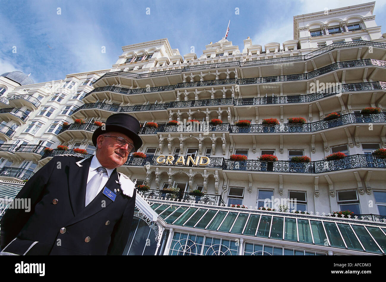 Hausmeister, portier vor dem Grand Hotel, Brighton, East Sussex, England, Großbritannien Stockfoto