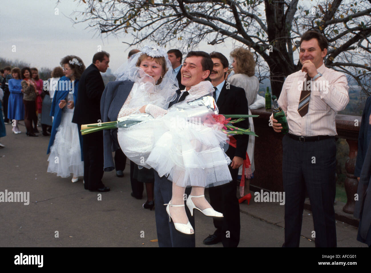 Moskau Russland,Osteuropa europäisch,Russische Föderation,nach der Hochzeitsfeier,Bräutigam,Braut,Tradition,Ehe,Paar,Erwachsene,Erwachsene,beste Freunde,Rus0 Stockfoto