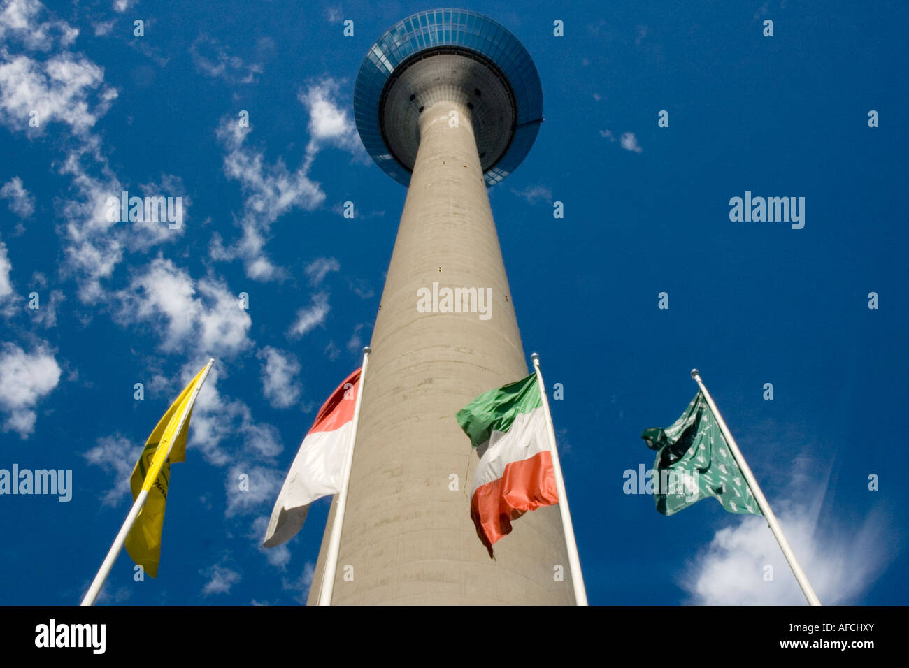 Flaggs in front-ot das Rhein Turm Fahnen Vor Dem Rheinturm Stockfoto