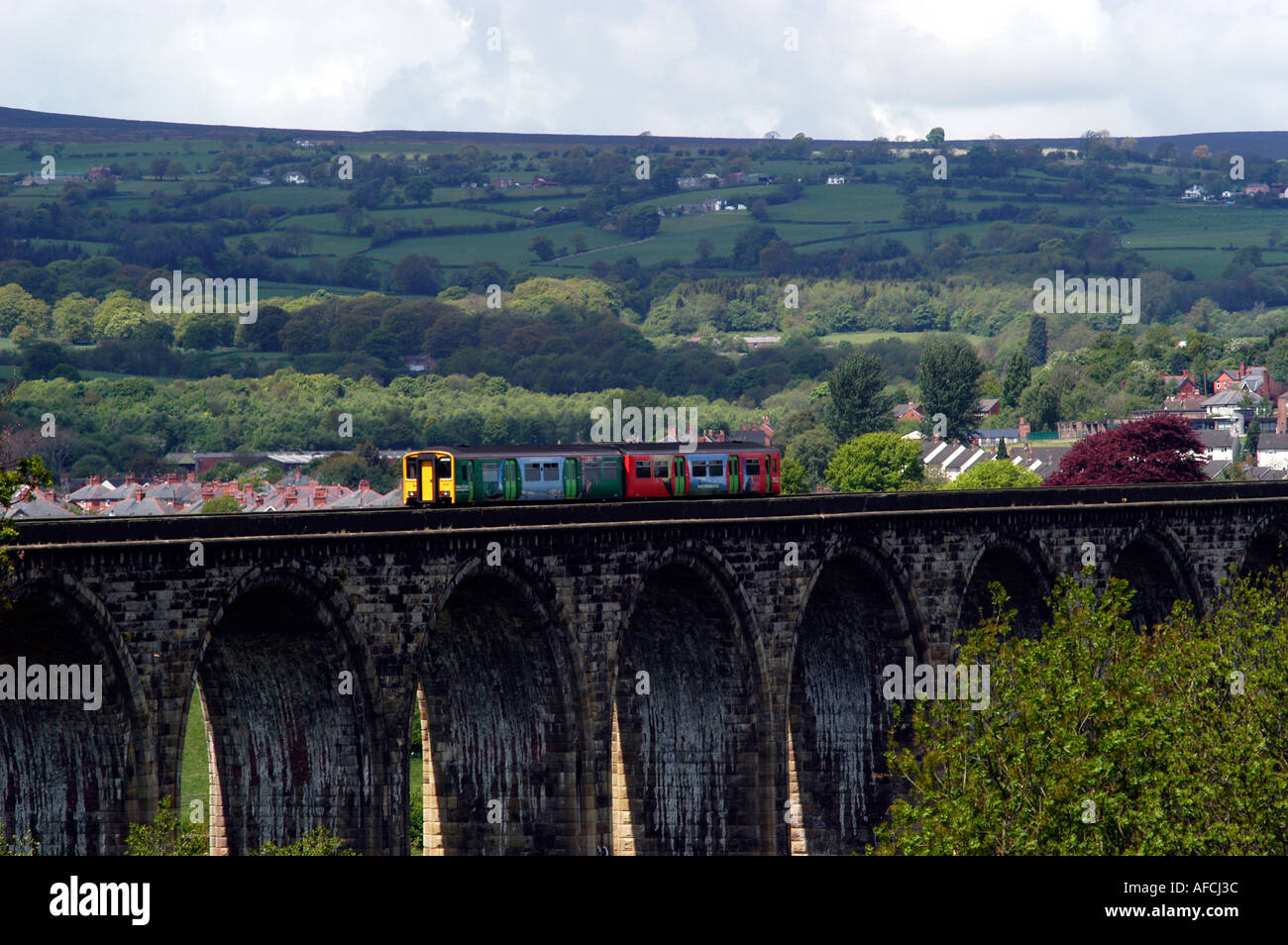 Personenzug Kreuzung Chirk Viadukt Wrexham Wales UK Stockfoto