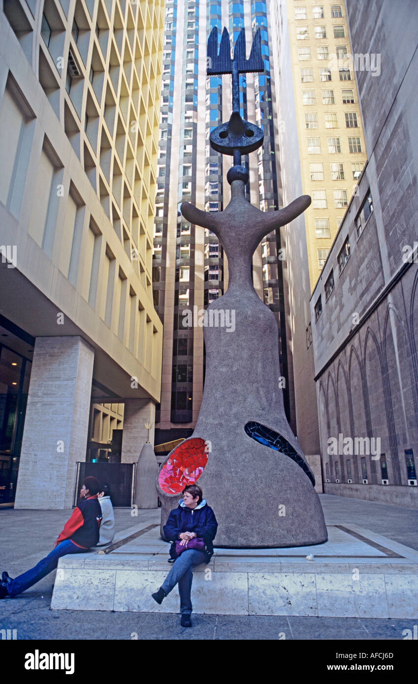 Joan Mirós einzigartigen Stil wird in einer groß und schlank Chicago downtown Skulptur mit dem Titel Mirós Chicago angezeigt. Stockfoto