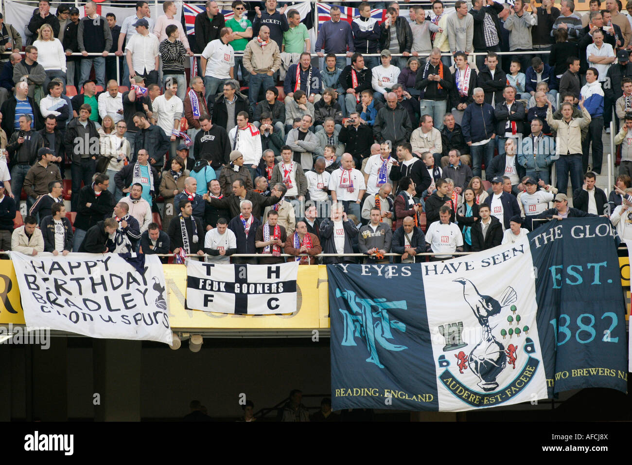 Tottenham-Fans auf der Tribüne Stockfoto