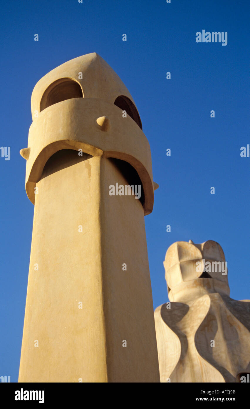 Bizarre Schornsteine ragen vom Dach der Casa Battló, Antoni Gaudís modernistischen Apartment-Gebäude in Barcelona Stockfoto