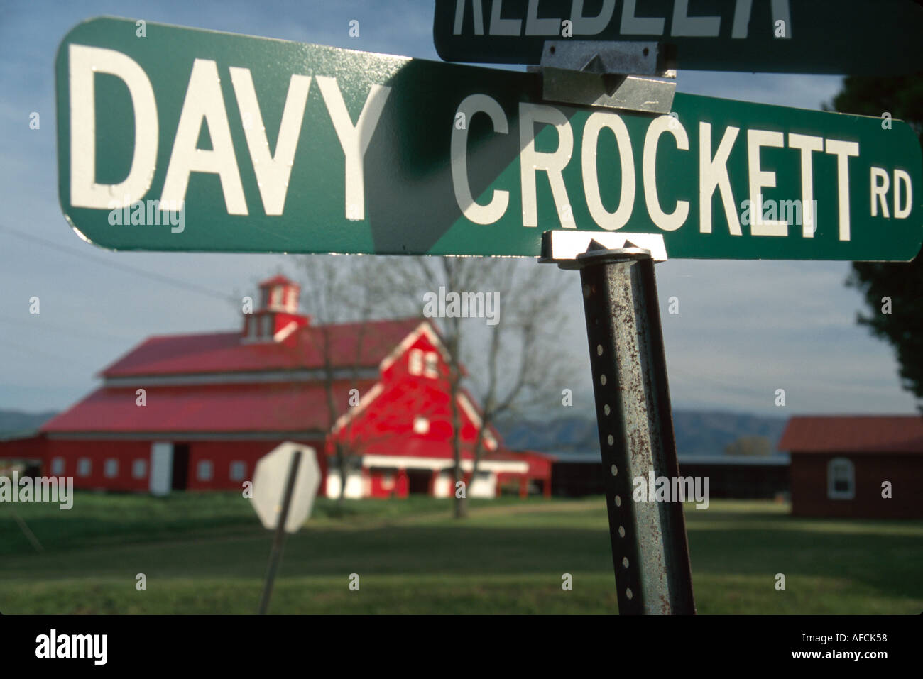 Tennessee Kalkstein Davy Crockett Road in der Nähe von Geburtsort, bedeutende berühmte Person, Hütte rote Scheune, Gebäude, Landwirtschaft, Lagerung, TN008, TN008 Stockfoto