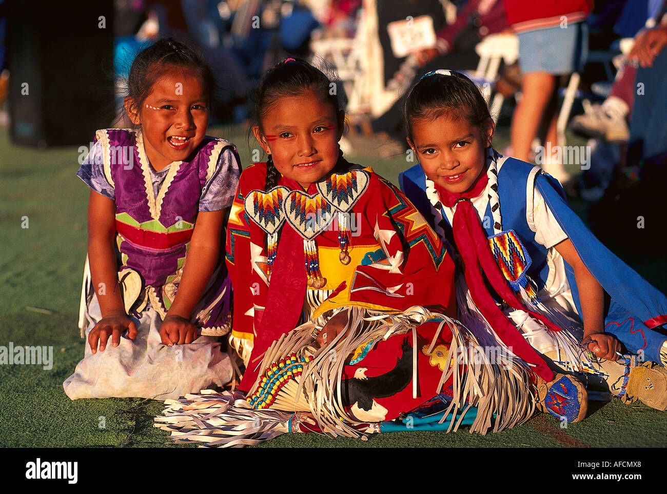 Eine Gruppe von amerikanischen Ureinwohnern Mädchen tragen traditionelle Kleidung, North American Indian Days, Browning, Montana USA Stockfoto