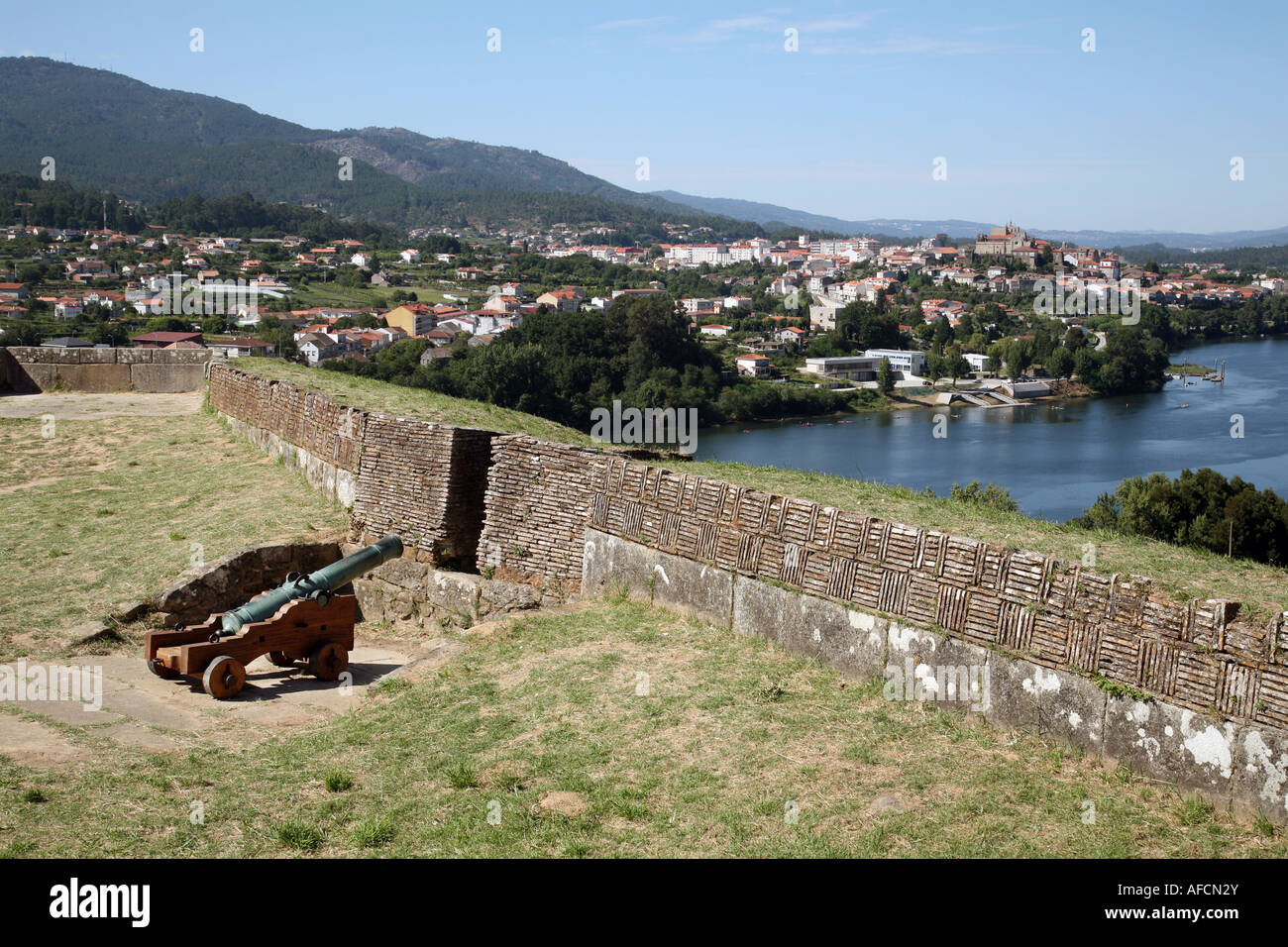 Alte Kanone zeigen in Richtung der spanischen Stadt Tui aus über die Grenze in der portugiesischen Stadt Valenca Do Minho, Portugal Stockfoto