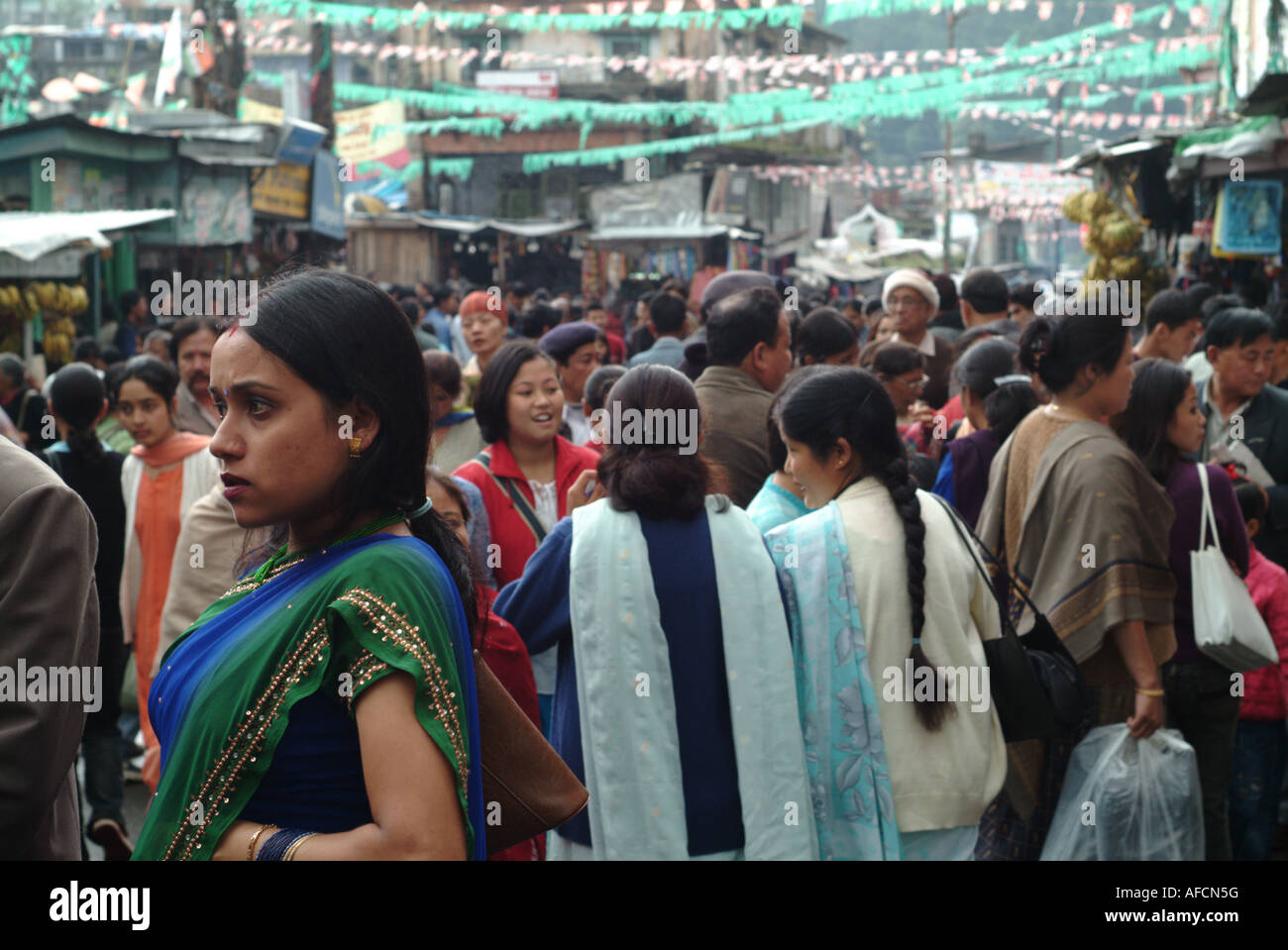 Ein nebliger Nachmittag in Darjeeling Hauptstraße. Stockfoto