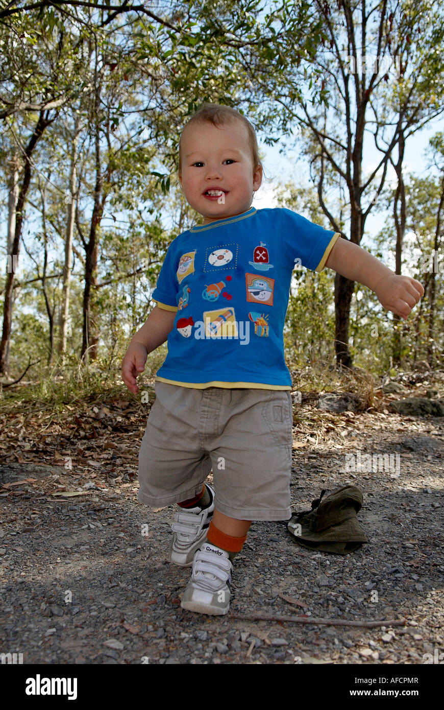 Siebzehn Monate alten Jungen Busch Land Weg Stockfoto