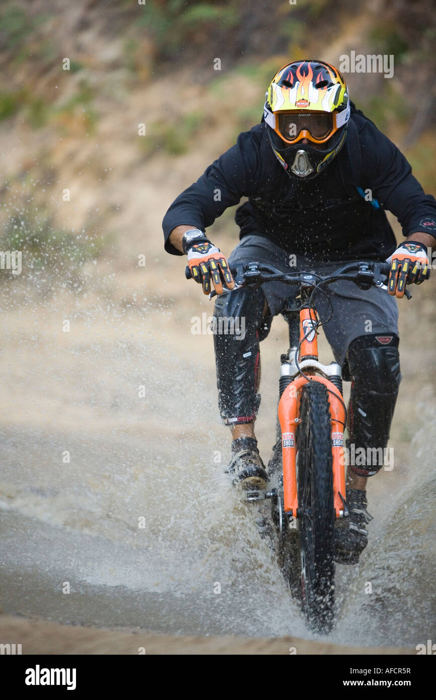 Mountainbiker, nass Stockfoto