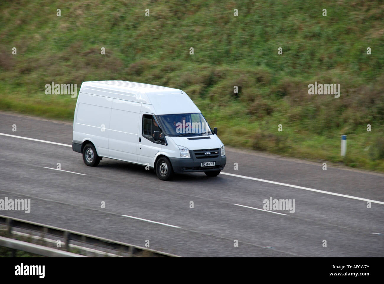 Großen weißen Lieferwagen auf ruhigen motor Weg im Vereinigten Königreich Stockfoto