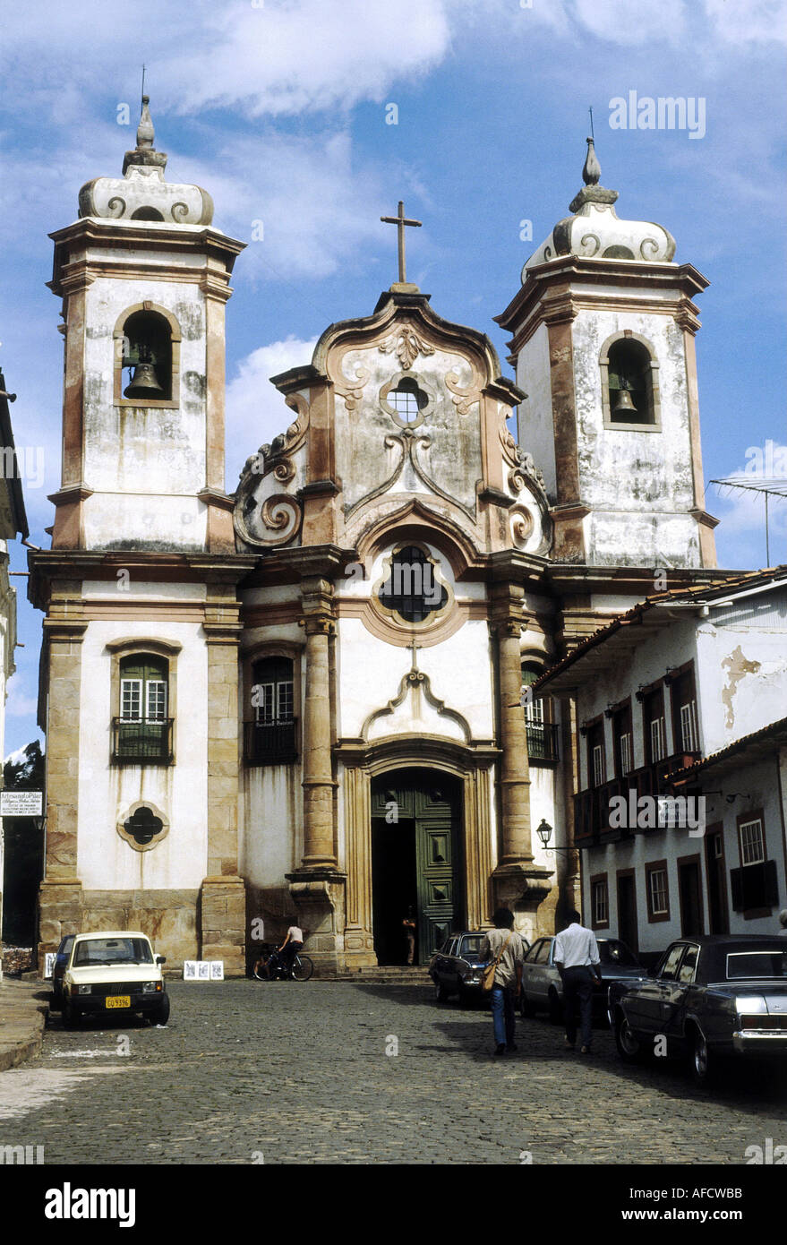 Geographie/Reise, Brasilien, Ouro Preto, Kirchen, Kirche Unserer Lieben Frau von Pilar, Nossa Senhora Do Pilar, 18. Jahrhundert, Blick auf den Haupteingang, Kirchturm, Kreuz, zwei Kirchtürme, schwarzes Gold, Stadt, Städte, Amerika, Südamerika, achtzehnten, Nossa Senhora do Pilar, Stockfoto