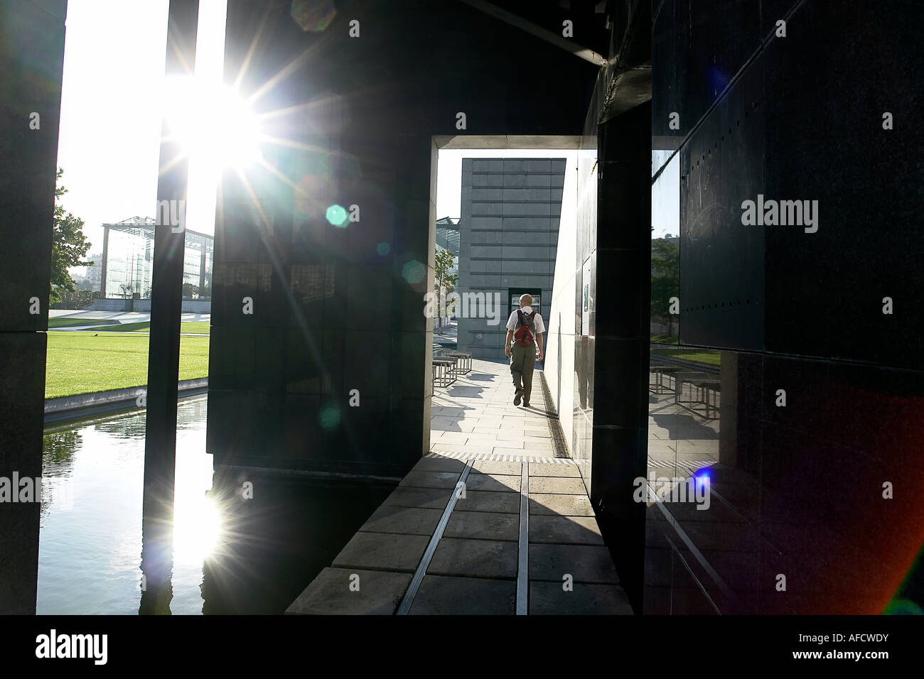 Sonnenlicht-Spiegelbild im Wasser und Architektur in André Citroën-Park in Paris Frankreich Stockfoto