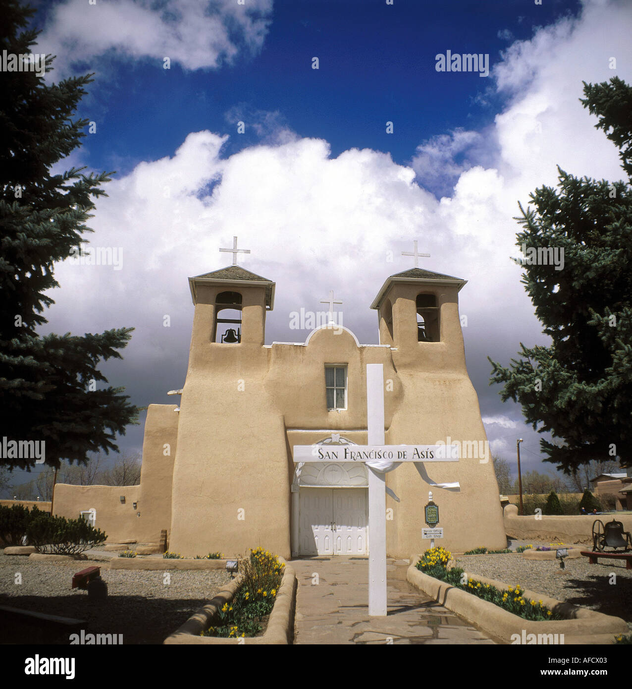 Geographie / Reisen, USA, New Mexiko, Taos, Kirchen, San Francisco de Asis, gebaut im 18. Jahrhundert n. Chr., Außenansicht, Blick von Mai Stockfoto
