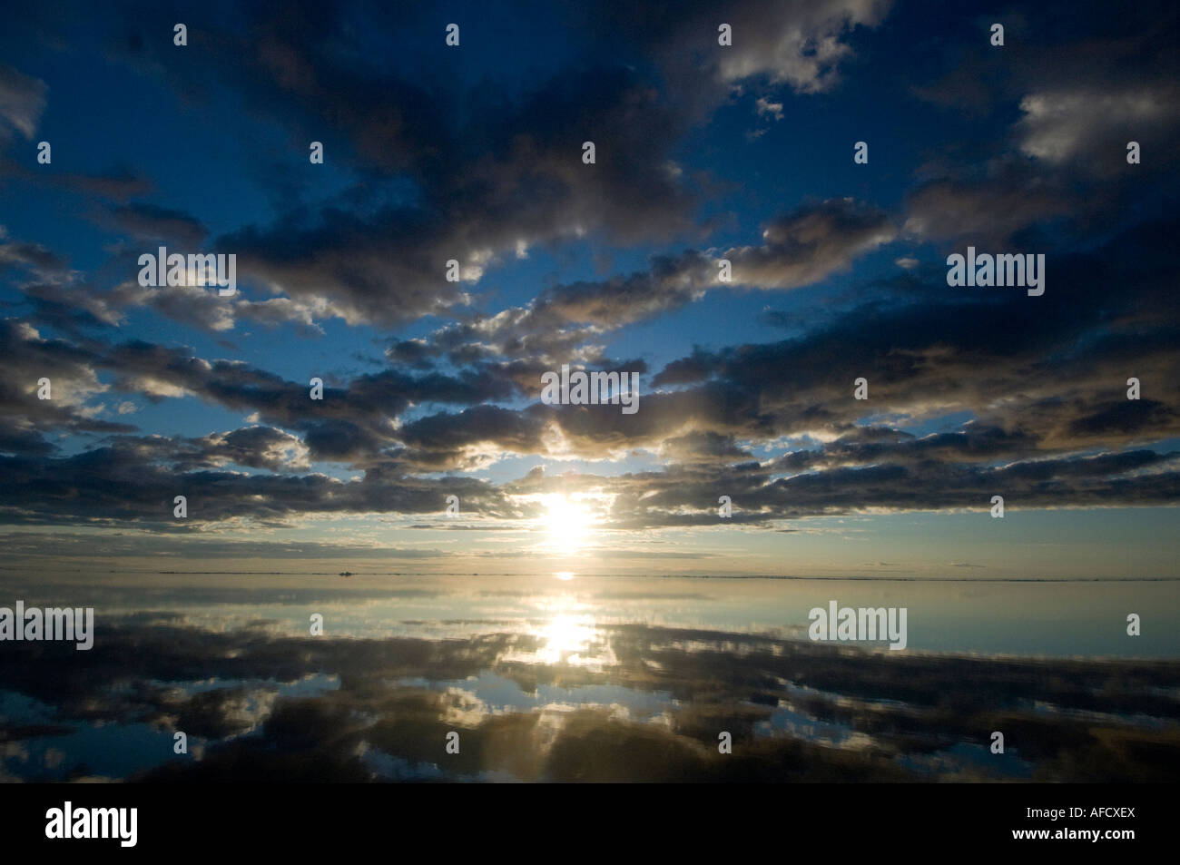 Dramatischer Himmel um Mitternacht in der arktischen Mitternachtssonne spiegelt sich in den arktischen Ozean Stockfoto