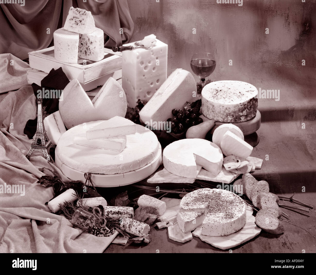 Französische Käse in Sepia von Gruppenfoto auf Warm getönten gesprenkelte Hintergrund. Querformat, Studio Tischplatte. Klassisches Bild. Stockfoto