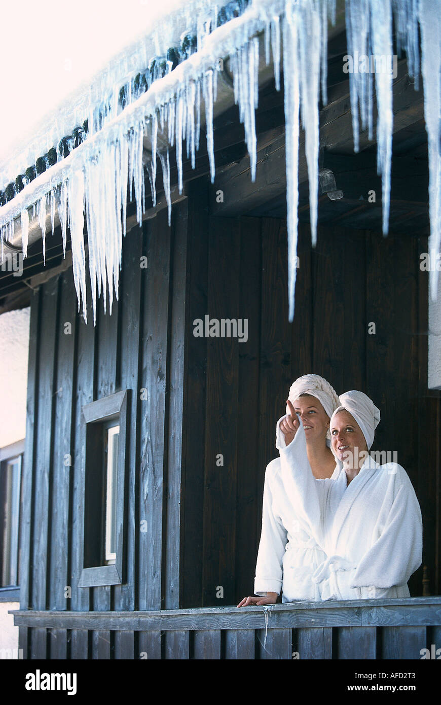 Zwei Frauen auf dem Balkon, Hotel Tannenhof, Bad Wiessee, Bayern, Deutschland Stockfoto