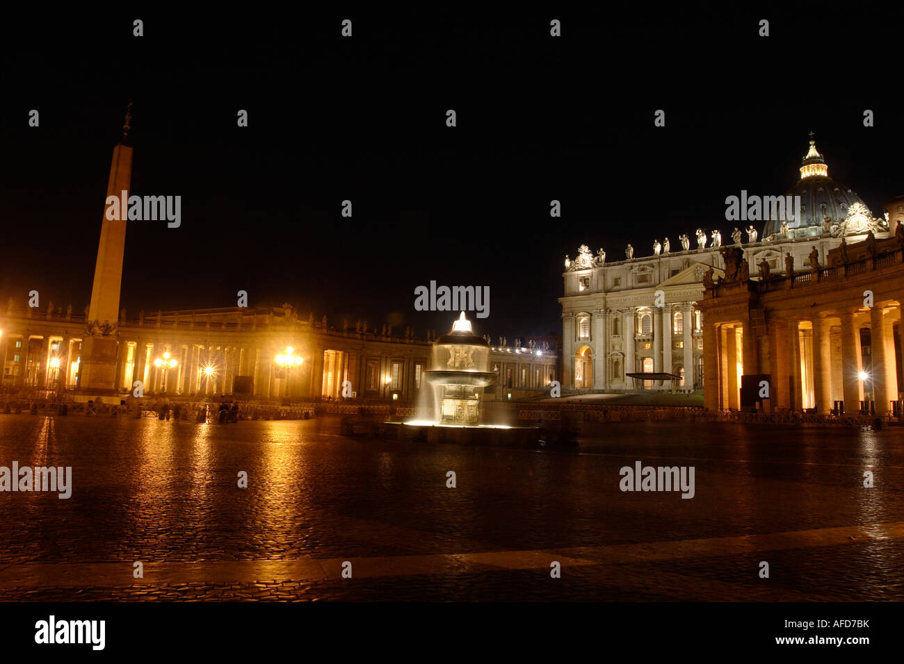 St. Peters Platz mit der Basilika des Heiligen Petrus und der Obelisk aus dem Zirkus von Nero. Stockfoto