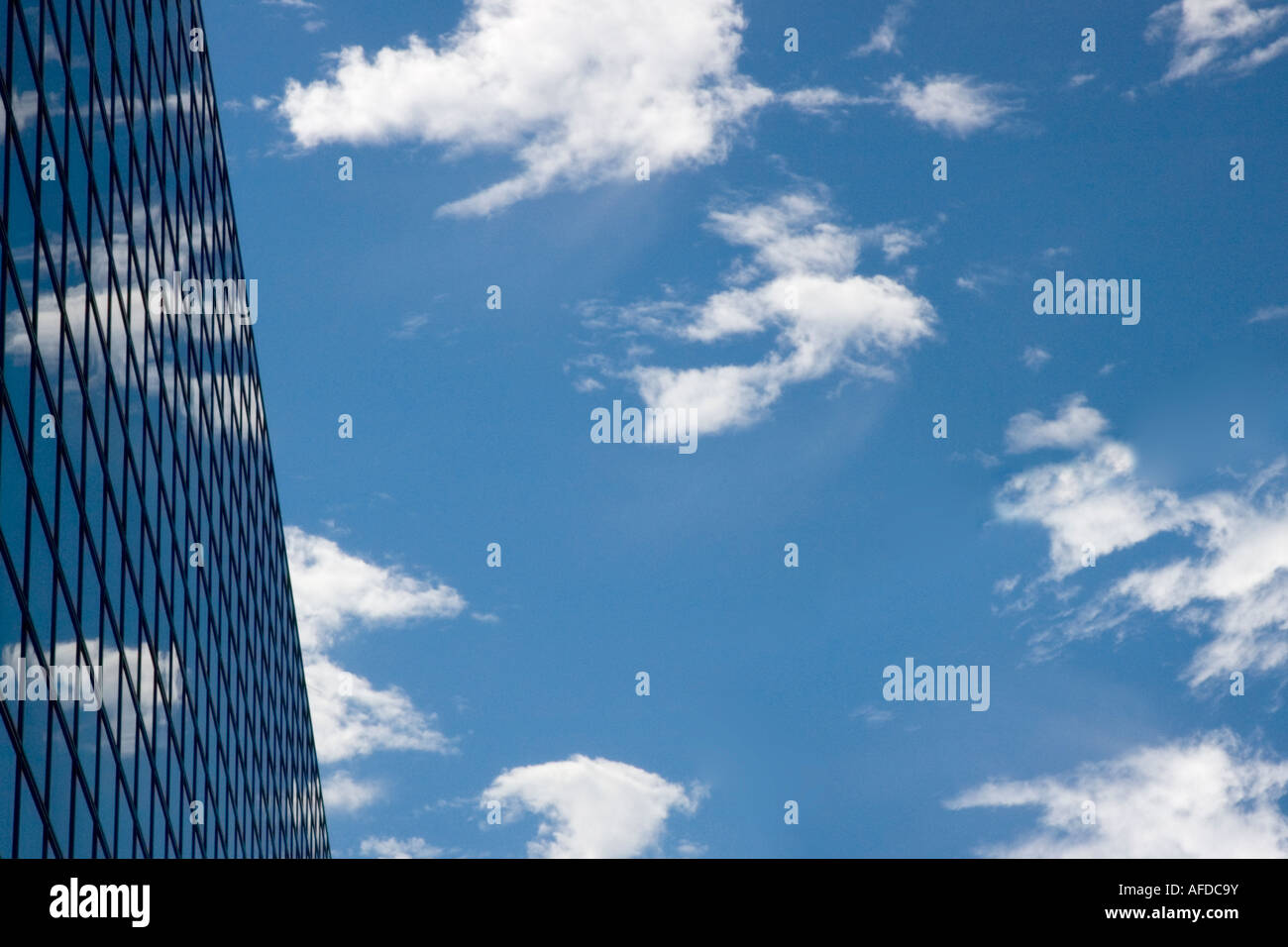 Wolken reflektieren in einer Fassade Wolkenspiegelung in Einer Fassade Stockfoto