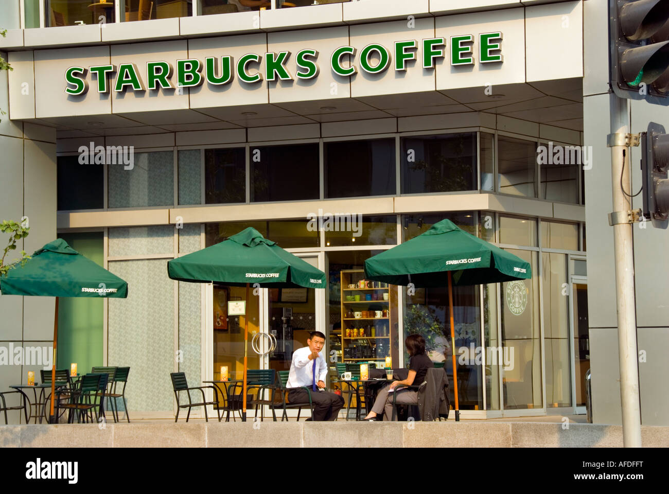 Peking, CHINA, People Sharing Coffee, vor der Starbuck's Coffee Shop Terrace, Front, 'Financial Street District' mit Logo, china Capitalism Stockfoto