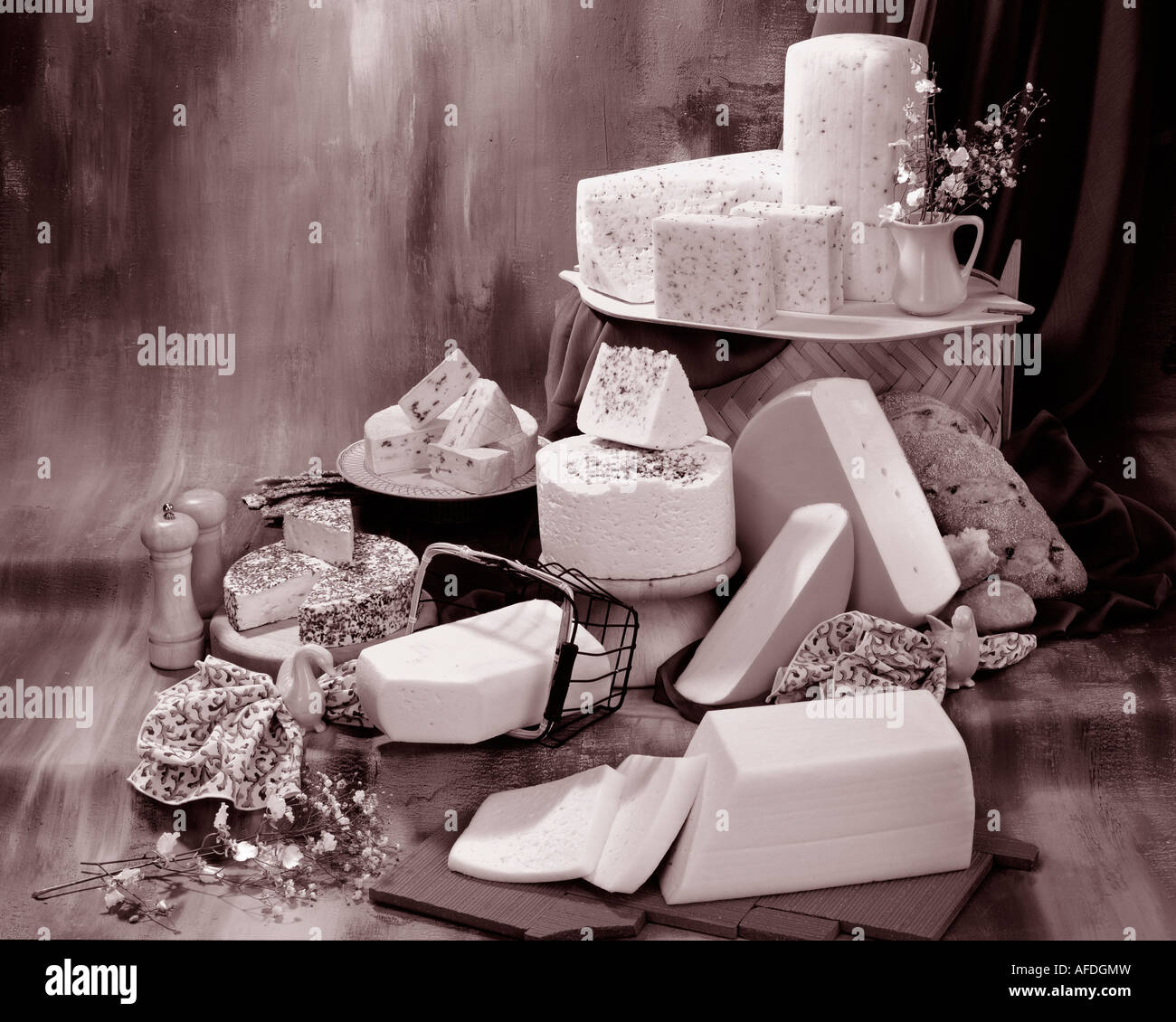 Dänischer Käse in Sepia von Gruppenfoto auf Warm getönten gesprenkelte Hintergrund. Querformat, Studio Tischplatte. Klassisches Bild Stockfoto