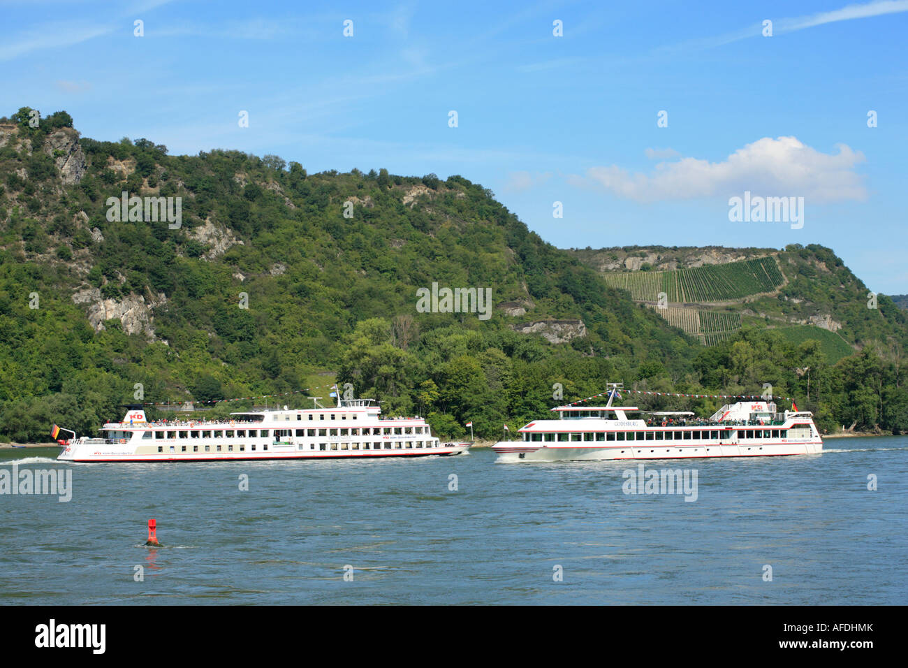 Ausflugsschiffe in der Nähe von Bacharach am Rhein in Deutschland Stockfoto