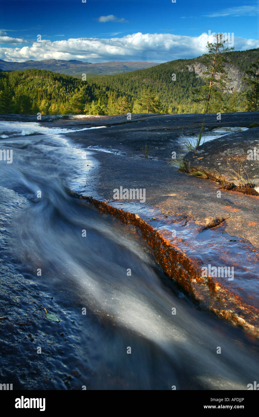 Fluss im Abendsonnenlicht zwischen den Bergen Borofjell und Andersnatten in Nedre Eggedal, Sigdal kommune, Buskerud fylke, Norwegen. Stockfoto