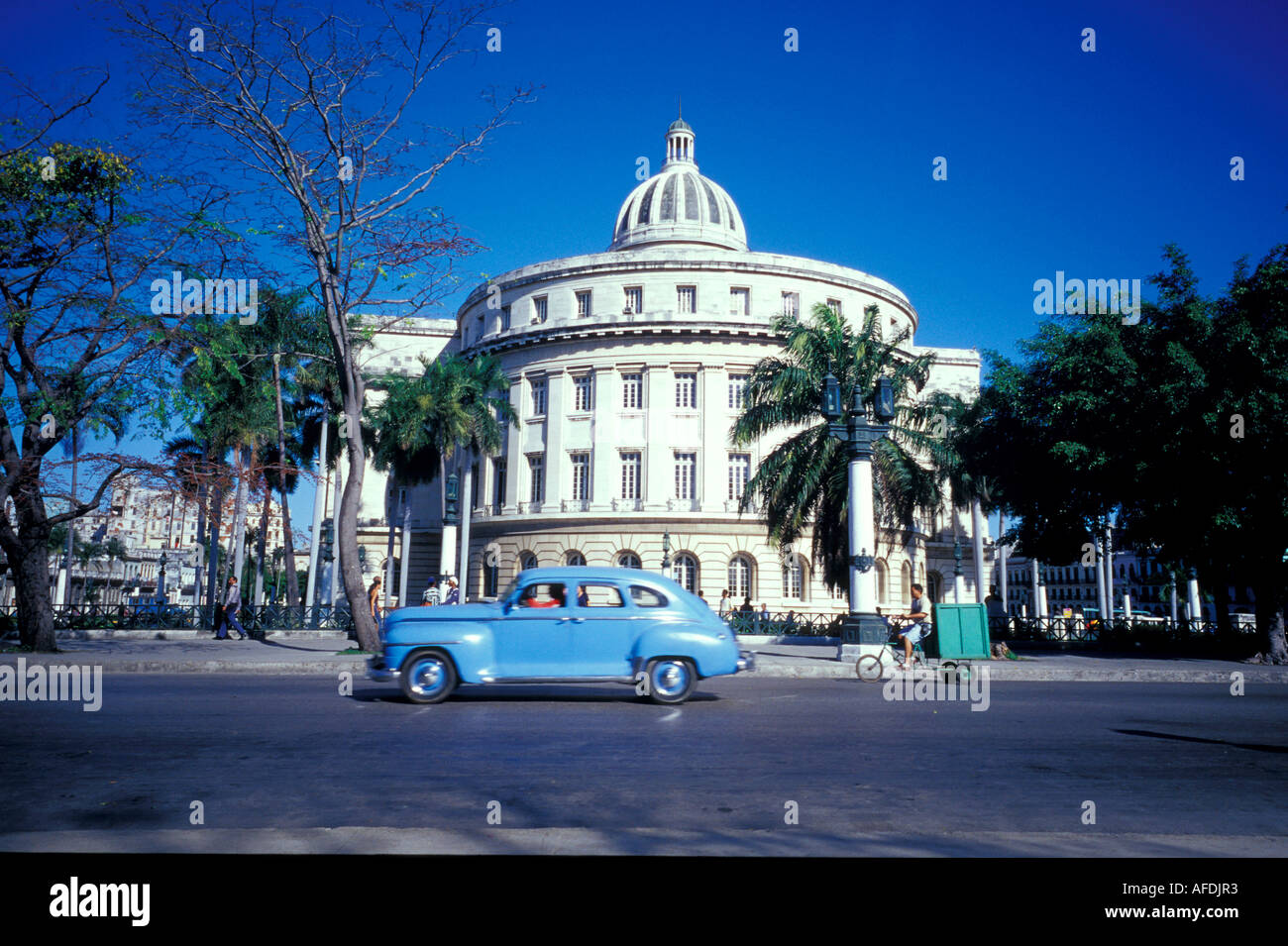 Oldtimer vor dem Capitolio Nacional, El Capitolio, Havanna, Kuba, Karibik Stockfoto