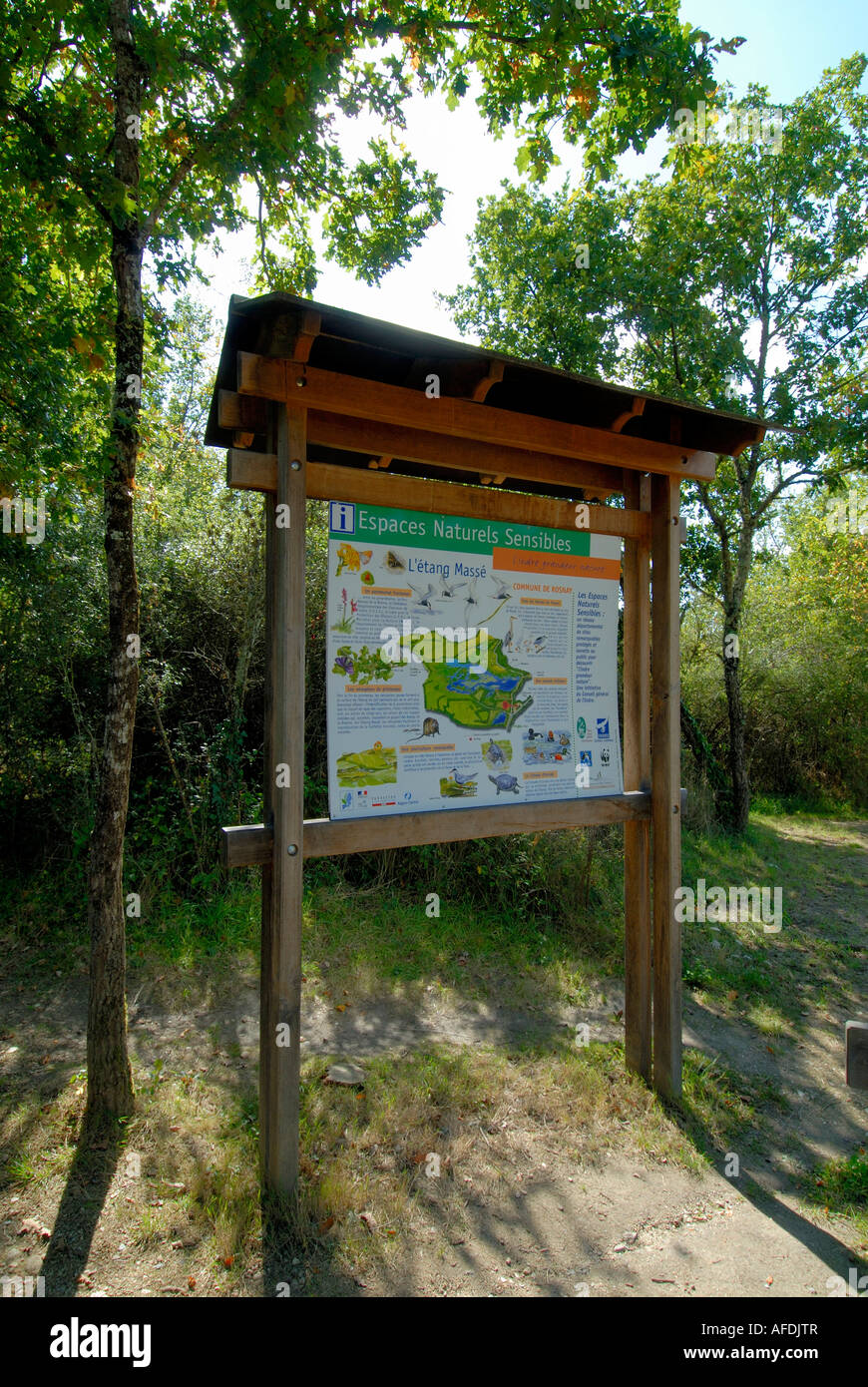 Melden Sie sich für Wanderer am Etang Massé, La Brenne, Indre, Frankreich. Stockfoto