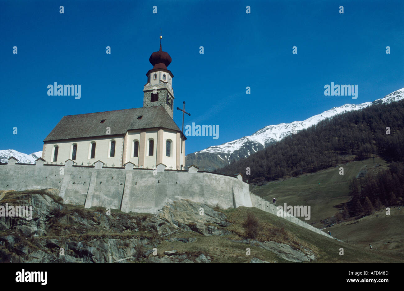 Dorf Kirche von Unser Frau, Val Senales (Schnalstal) Trentino-Südtirol Italien April 1999 Stockfoto