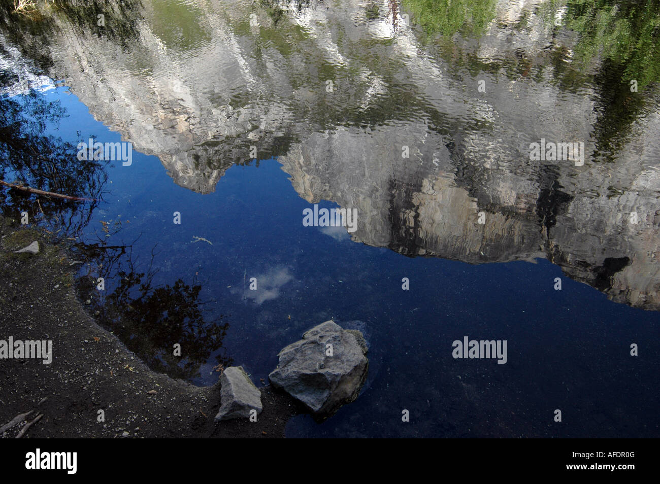 Reflexion der umliegenden Klippen in Mirror Lake, Yosemite Valley, Kalifornien, USA. Stockfoto
