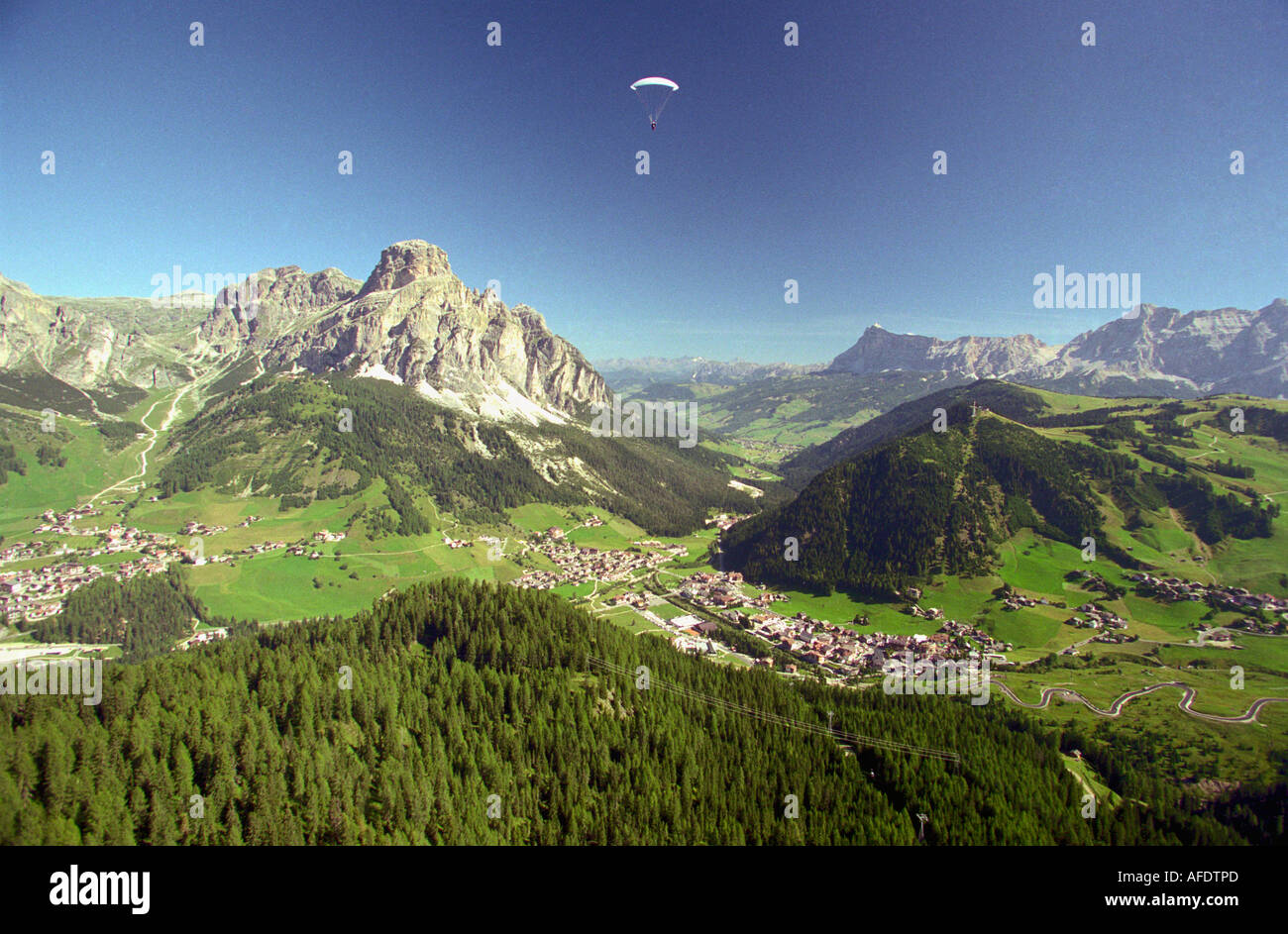 Paragliding über Corvara, Sassongher Mt. Links, Dolomiten, Alta Badia in Südtirol. Italien Stockfoto