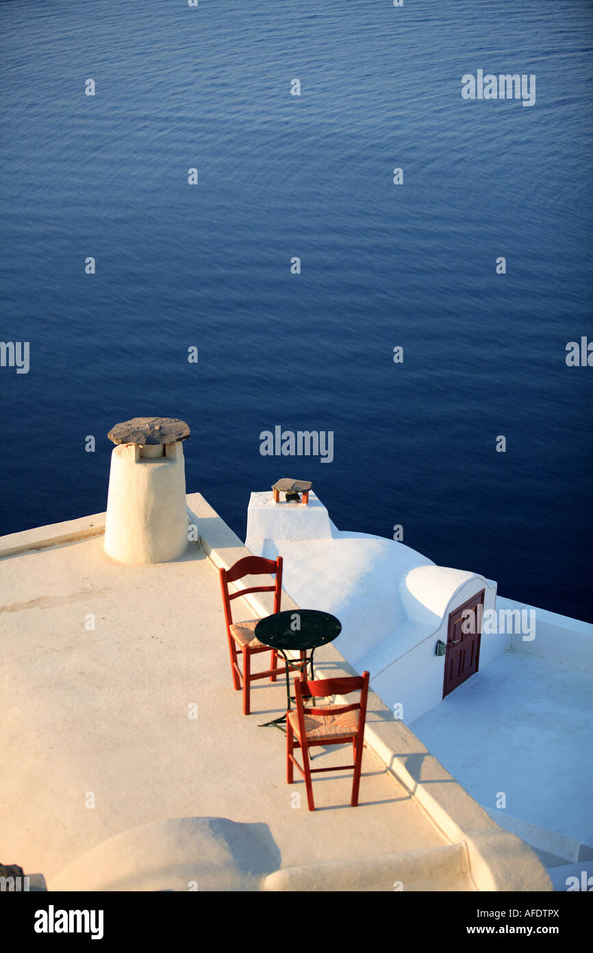 Tisch und zwei Stühlen am Dach des mediterranen Wohnens Stockfoto